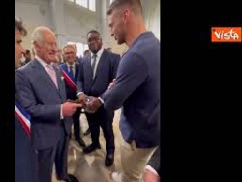 Carlo e Camilla in Francia, per la regina anche una partita a ping-pong con Brigitte Macron