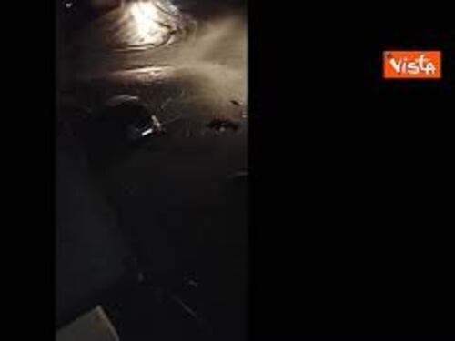 Esonda torrente Bardonecchia, i mezzi al lavoro nella notte per sgomberare le strade dal fango