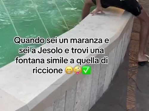 Straniero con gonfiabile fa il bagno nella fontana di Jesolo