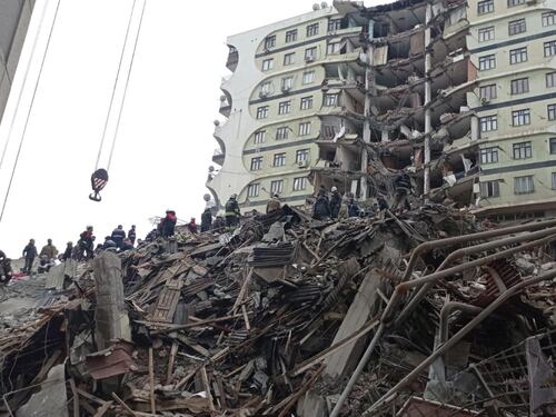 Terremoto in Turchia, centinaia di morti. I video postati sui social