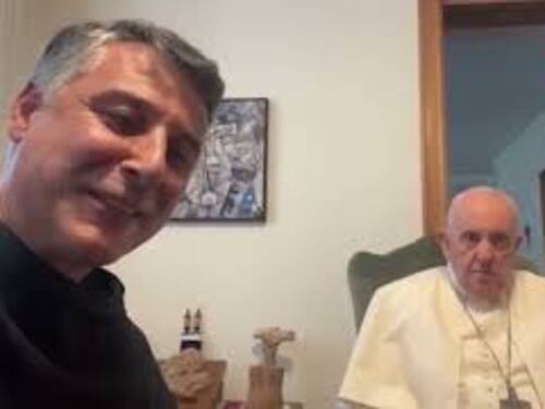 Il fuori onda di Papa Francesco in diretta Facebook con Padre Fortunato: "Quanti sono?"