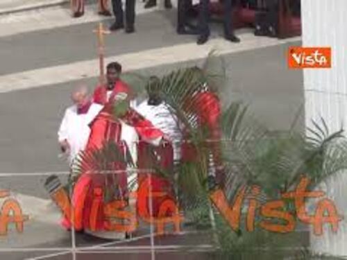 Papa Francesco indossa i paramenti per la messa della Domenica delle Palme