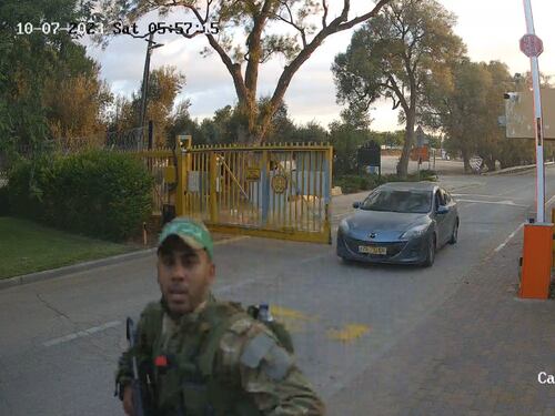 I terroristi di Hamas sfondano il cancello del kibbutz di Be'eri