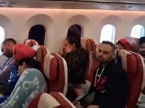 L'acqua che gocciola dalle cappelliere: le immagini dal volo Air India