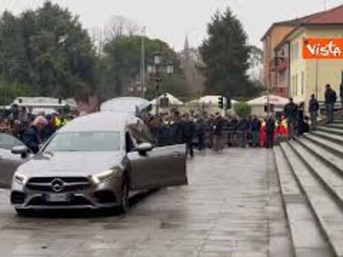 Il silenzio all'arrivo del feretro di Giulia Cecchettin per i funerali a Padova