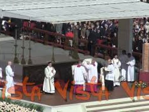 Papa Francesco arriva in Piazza San Pietro per la messa di Pasqua