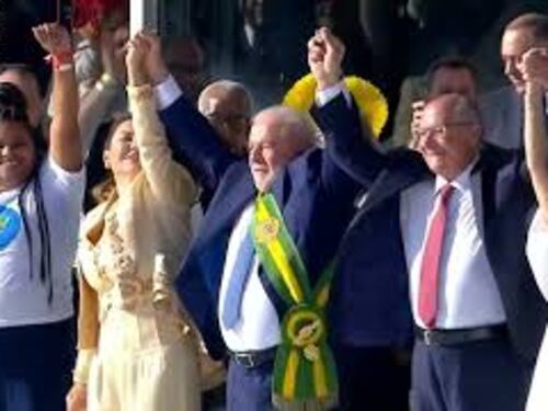 Lula giura da Presidente, folla lo attende in piazza a Brasilia