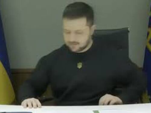 Zelensky a Davos chiede un minuto di silenzio per le vittime della tragedia dell'elicottero caduto