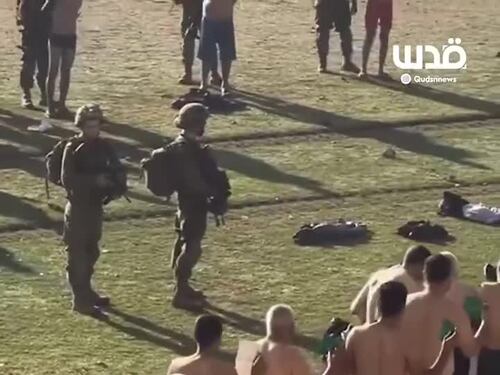Il video dei civili detenuti in uno stadio a Gaza