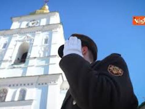 Una targa con la firma di Joe Biden inaugurata nel "Vicolo del Coraggio" di Kiev