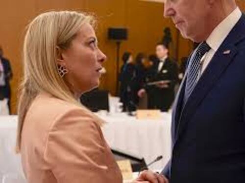 Gli abbracci di meloni al G7 in Giappone