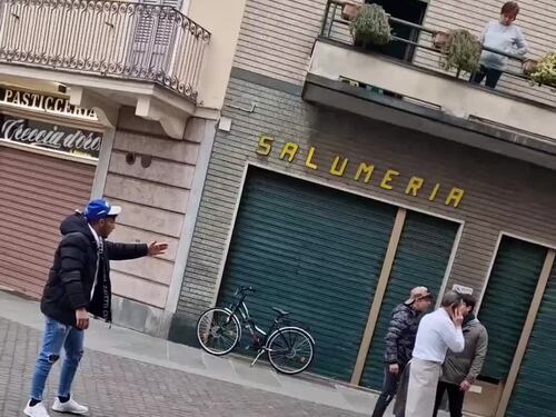 "Italiano sfigato. Me ne sbatto della polizia". A Crema scoppia la rissa