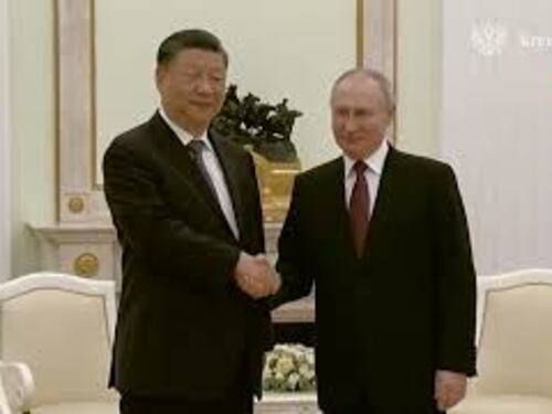 La stretta di mano tra Putin e Xi Jinping