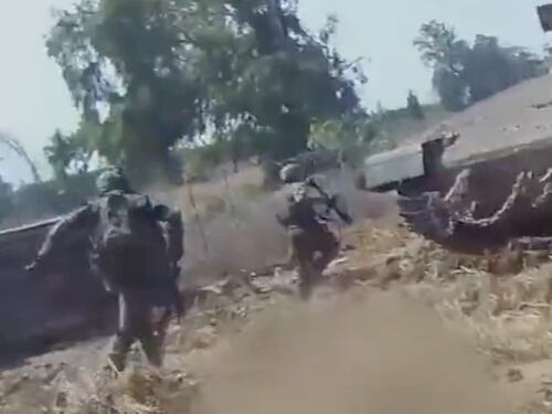 La polizia israeliana rischia la vita per salvare i soldati intrappolati nei blindati