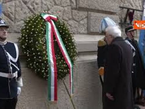 Mattarella depone una corona all'Ara dei Volontari a San Marino