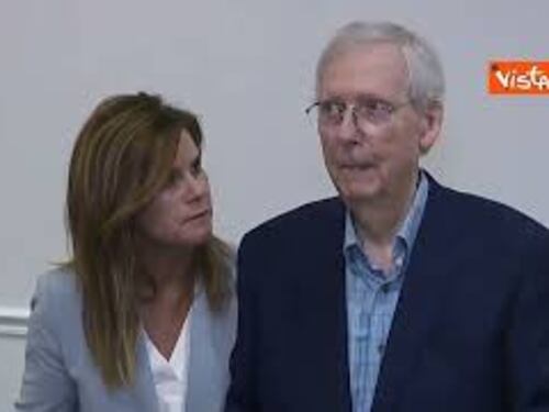 Senatore Usa McConnell di nuovo "paralizzato" durante conferenza stampa, timori per la sua salute