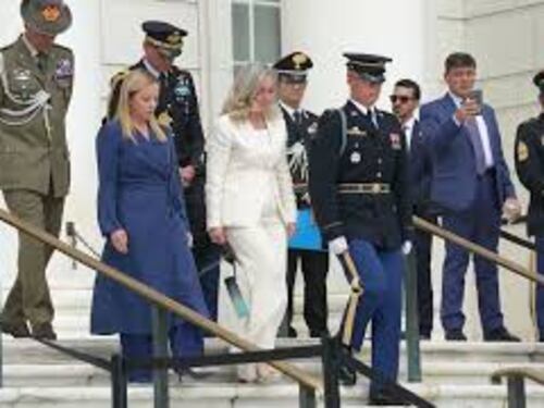 Meloni al cimitero di Arlington rende omaggio ai militari italiani caduti