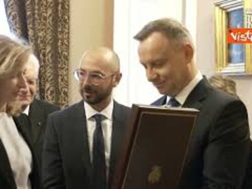 Mattarella riceve la massima onorificenza polacca dal Presidente Duda