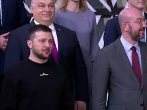 Consiglio Ue, Zelensky arriva tra i leader, per la foto di gruppo. Orban è l'unico che non applaude