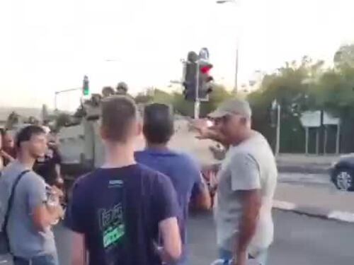 La popolazione israeliana saluta i soldati diretti al fronte