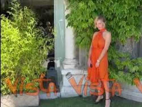 Venezia 80, Violante Placido in posa per i fotografi alla Mostra del Cinema al Lido