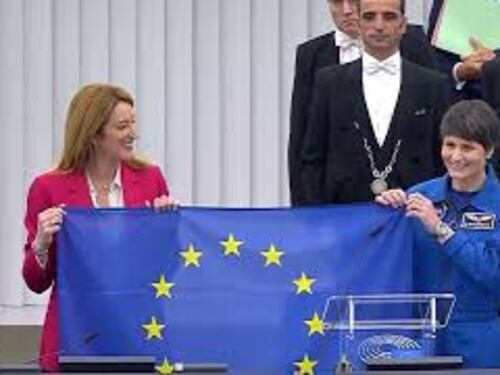 Cristoforetti al Parlamento Ue consegna la bandiera che è stata sull'Iss