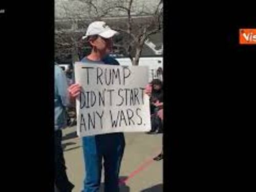 Trump a New York, centinaia di sostenitori intorno al tribunale