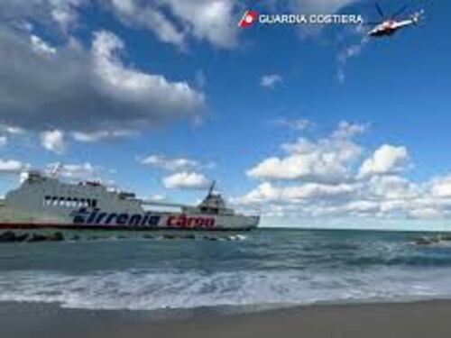Nave arenata davanti a Milazzo in Sicilia in corso le operazioni della Guardia Costiera