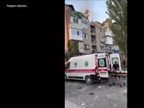 Attacco russo contro un condominio a Pokrovsk, le immagini delle macerie