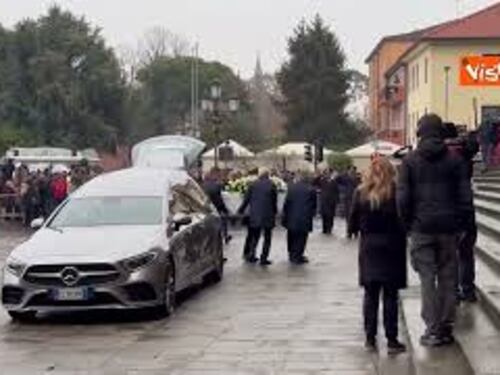Funerali Giulia Cecchettin, l'applauso all'arrivo del feretro in chiesa