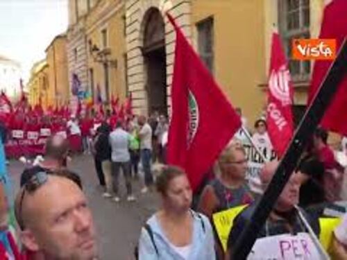 "Basta morti sul lavoro", il grido al corteo dei sindacati davanti alla Prefettura di Vercelli