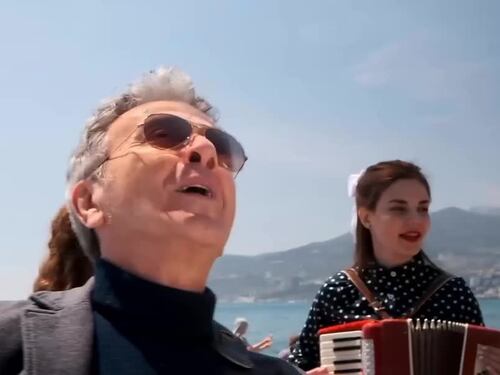Pupo e l'ospitata al festival russo: così promuove l'evento cantando "Bella Ciao"