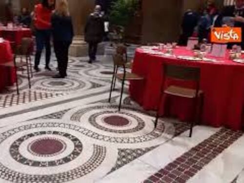 Il pranzo di Natale con i poveri della comunità di Sant'Egidio a Santa Maria in Trastevere