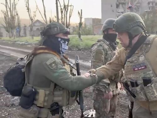 Prigozhin stringe le mani dei mercenari a Bakhmut: "Ritiro in corso"
