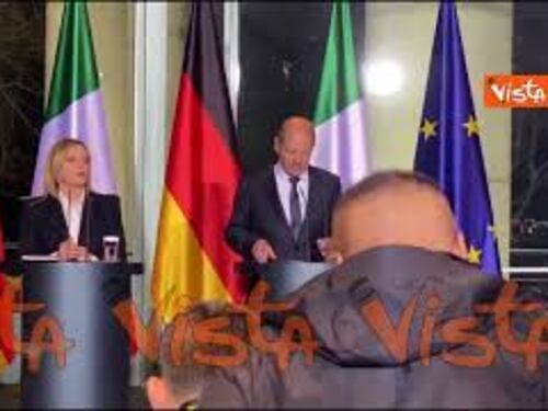 Stretta di mano tra Meloni e Scholz al termine della conferenza stampa
