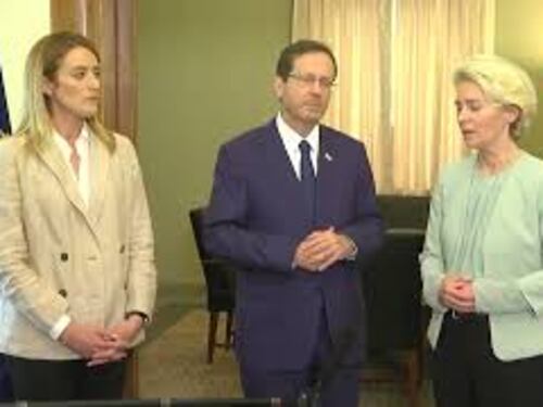 Von der Leyen e Metsola stringono le mani del Presidente di Israele Herzog