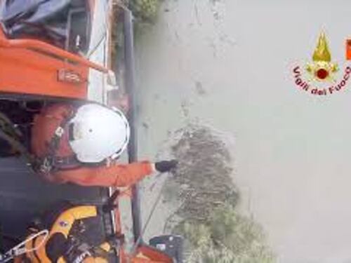 Maltempo a Verona, il salvataggio con elicottero e gommoni di un uomo bloccato sul fiume Adige
