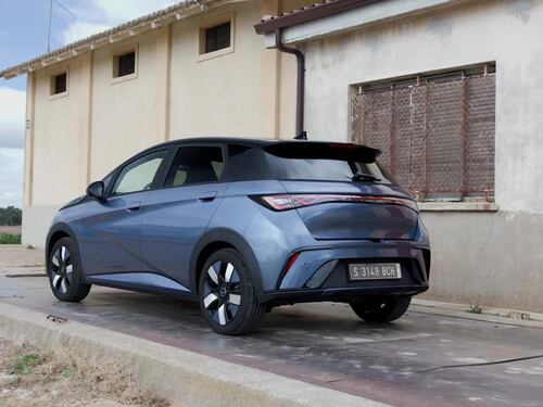 BYD Dolphin, la nostra prova su strada: guarda il video