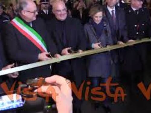 Gualtieri inaugura le luminarie di via Condotti con la banda dei Carabinieri, le immagini