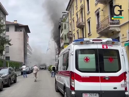 L'incendio e la colonna di fumo dopo l'esplosione a Milano