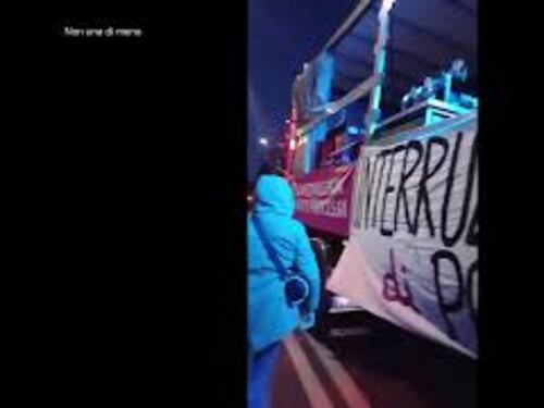 Violenza sulle donne, il corteo di "Non una di meno" al Colosseo