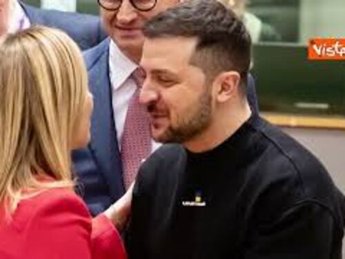 Consiglio Ue, Meloni incontra Zelensky. La stretta di mano e il bacio sulla guancia tra i due