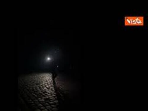 Missili su Kiev, la capitale ucraina resta al buio. Ecco le immagini delle strade a luci spente