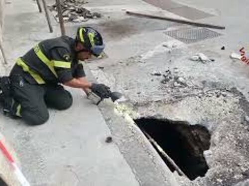 Si apre voragine in strada a Napoli, l'intervento dei Vigili del Fuoco