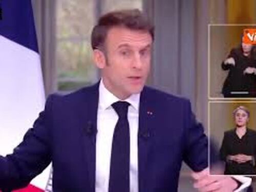 Macron si sfila l'orologio (di lusso) durante un'intervista dall’Eliseo