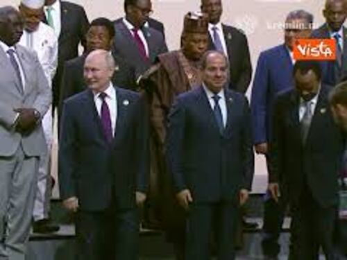 Vertice Russia - Africa, la foto di gruppo dei leader con Putin