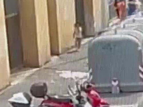 Il filmato che riprende Kata mentre esce dall'ex hotel Astor