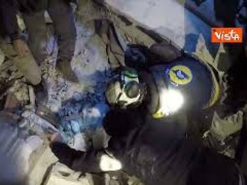 Terremoto Siria, un bambino tratto in salvo dalle macerie ad Aleppo