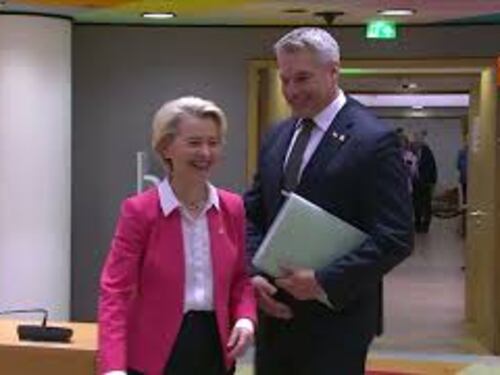 Stoltenberg (Nato) saluta con un abbraccio la presidente della Commissione Ue von der Leyen