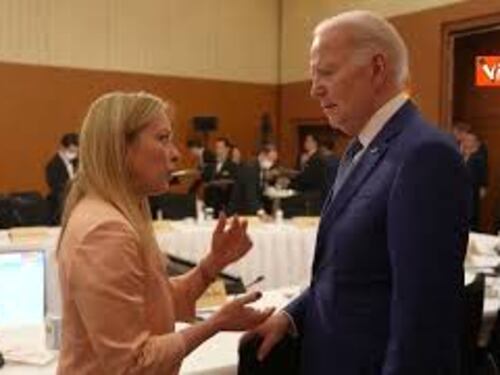 Biden posa la mano sulla spalla di Meloni nel corso di un incontro al G7